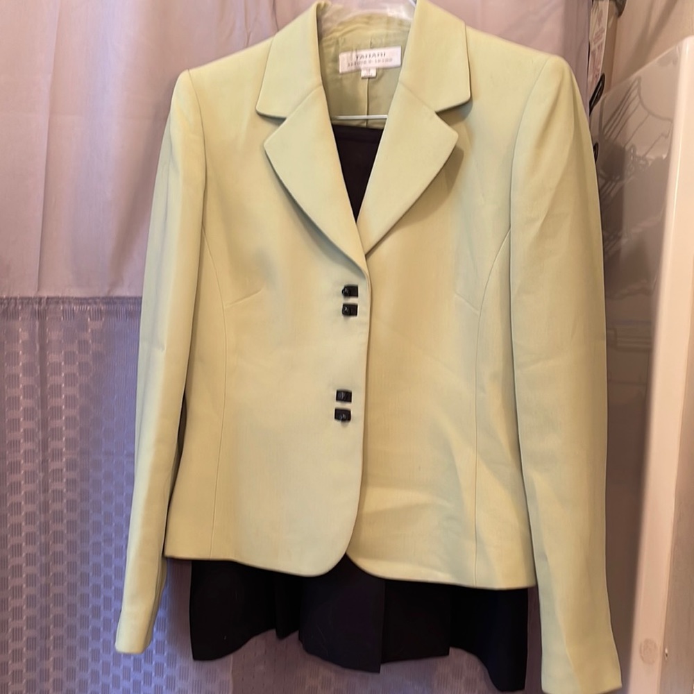 Women’s Tahari pleated skirt suit